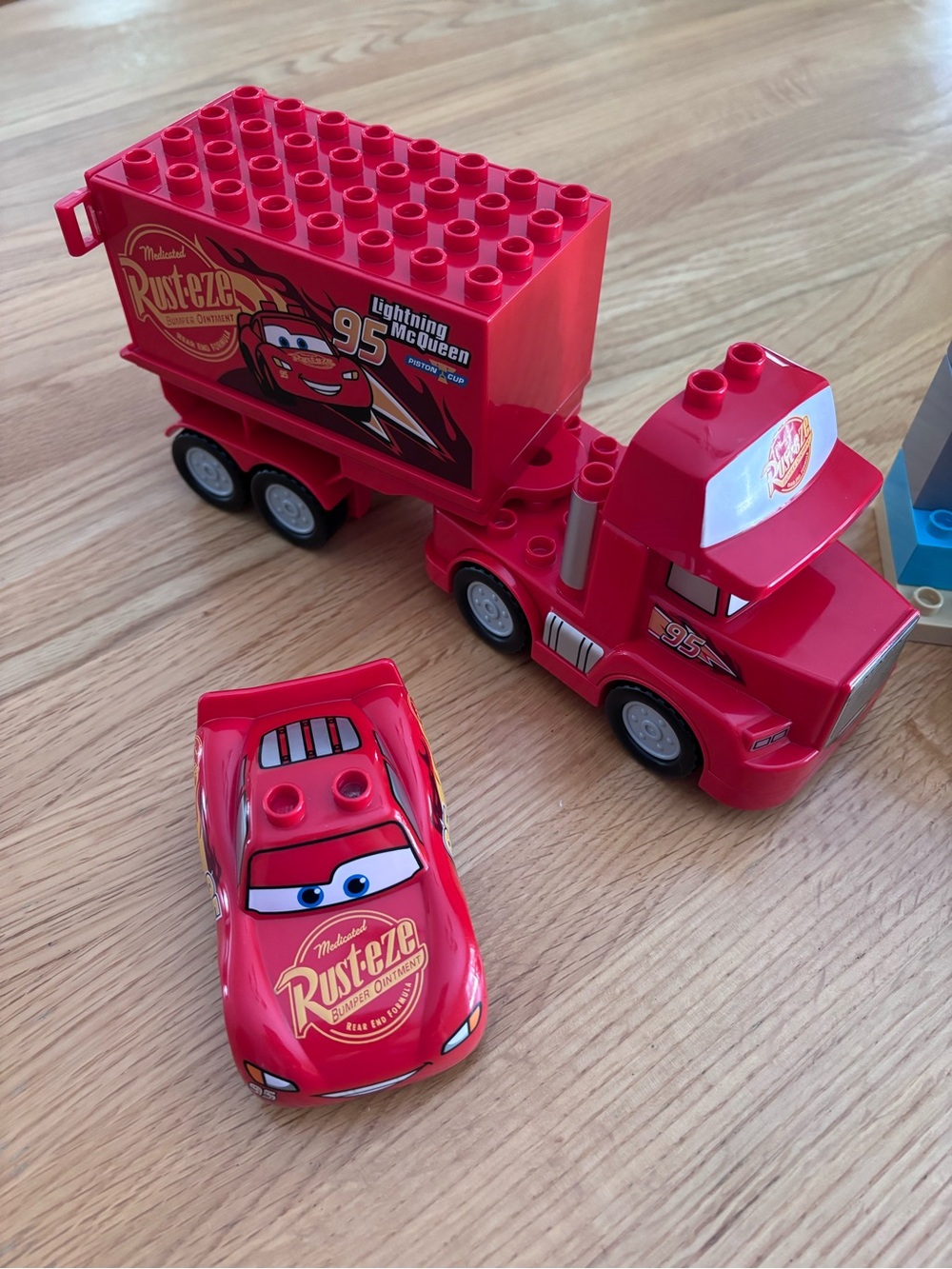 LEGO Cars Set - Flo’s Cafe - Picture 2 of 4